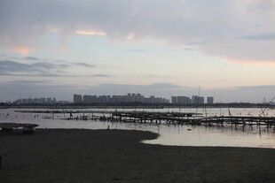 湖畔城市黄昏美景