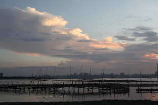 黄昏下的码头与绚丽云彩