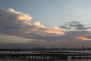 黄昏下的城市河畔美景