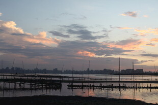 黄昏下的城市滨水美景