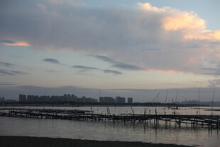 黄昏下的水边码头风景
