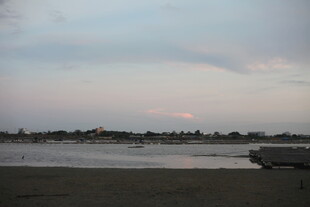 黄昏下宁静的河畔风光