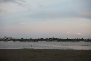 黄昏下的河畔景色