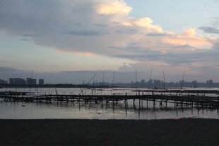 黄昏下的水边栈桥美景