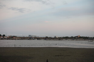 黄昏下的宁静河岸风光