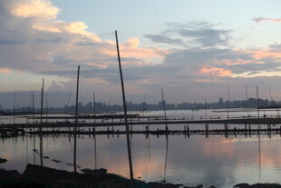 黄昏下的宁静码头与水面