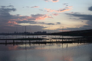 湖畔码头的绚丽黄昏景色