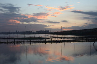 黄昏湖畔美景倒影如画