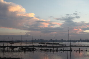 湖畔夕阳下的宁静码头