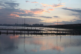 湖畔日落美景波光粼粼