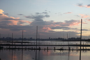 湖畔日落美景静谧如画