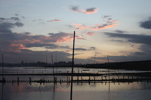 黄昏湖畔的静谧帆船景象