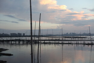 黄昏下的宁静码头与帆船