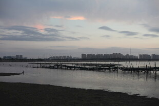 黄昏下的河畔码头景色