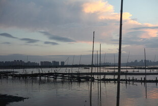 湖畔黄昏景桅杆立水中