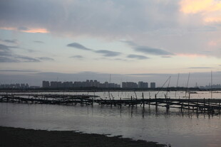 黄昏下的江畔栈桥风景