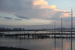 黄昏下的码头与绚丽云彩