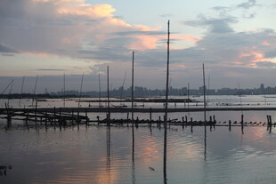 黄昏下的宁静码头与水面