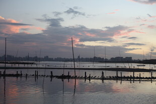 黄昏湖畔静谧的水上景致