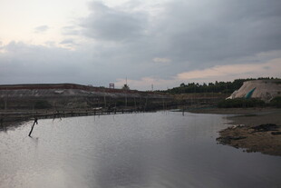 黄昏下宁静的水域景观