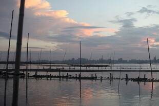 黄昏下的宁静码头景色