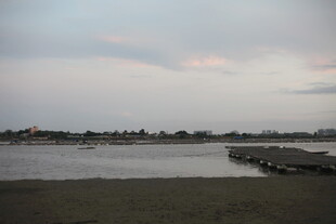 黄昏下的宁静河岸景色