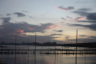 黄昏下的宁静水域景观