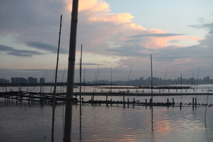 黄昏下的码头与平静水面