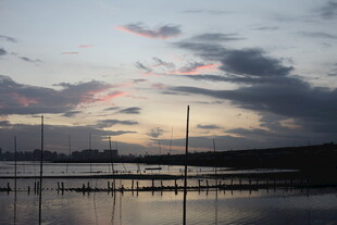 黄昏湖畔静谧的桅杆剪影