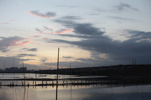 湖畔黄昏静谧水面与桅杆