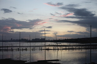 黄昏下的宁静水域景观