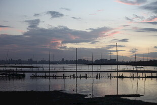 黄昏湖畔静谧的帆船景致