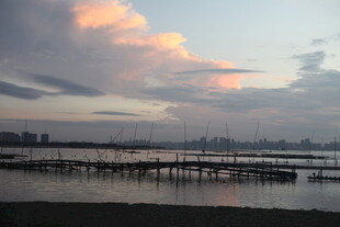 黄昏下的码头与绚烂云彩