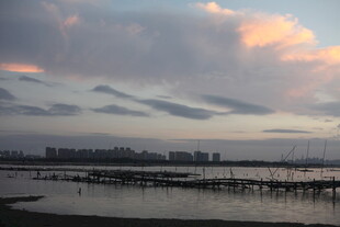 黄昏下的码头与绚丽云彩