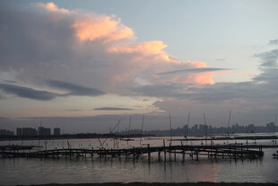 黄昏下的城市滨水美景