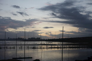 黄昏下宁静的帆船港湾