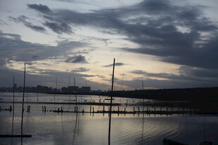 黄昏下的水边与电线杆景观