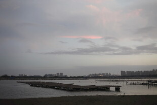 黄昏下的江边码头景致