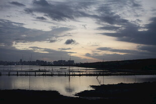 黄昏湖畔城市天际线倒影