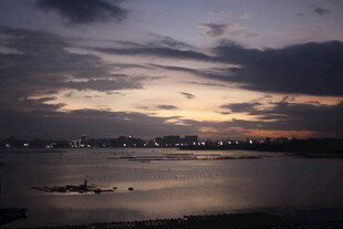 黄昏湖畔城市天际线美景