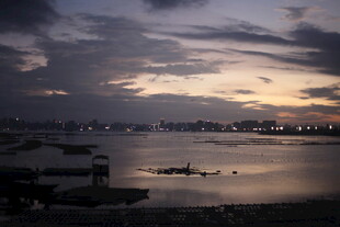 黄昏湖畔静谧景致