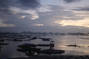 黄昏下的宁静水上码头