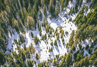 雪覆山林鸟瞰美景