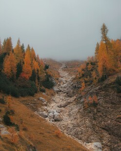 秋日山间溪流美景