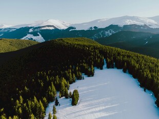 冬日山林雪景俯瞰图