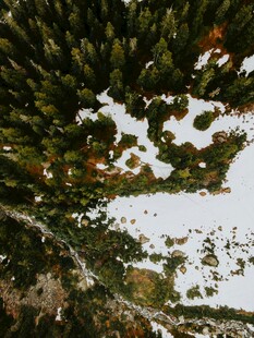 俯瞰雪覆山林美景