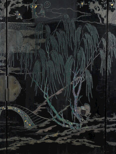 月夜垂柳下的静谧景致