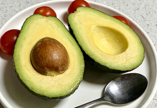 盘中的牛油果