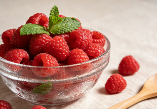 玻璃碗中的树莓