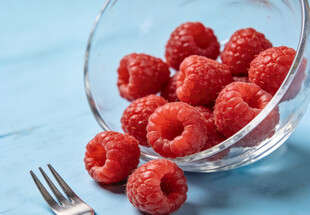 玻璃碗中的树莓